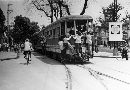 Cảnh trẻ em đeo bám trên những chiếc tàu điện là hình ảnh thường gặp. Tàu điện là phương tiện giao thông công cộng rất quan trọng ở Hà Nội thập kỷ 1970 - 1980
